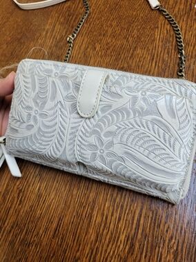Antik Kraft White Tooled Wallet With Chain Crossbody